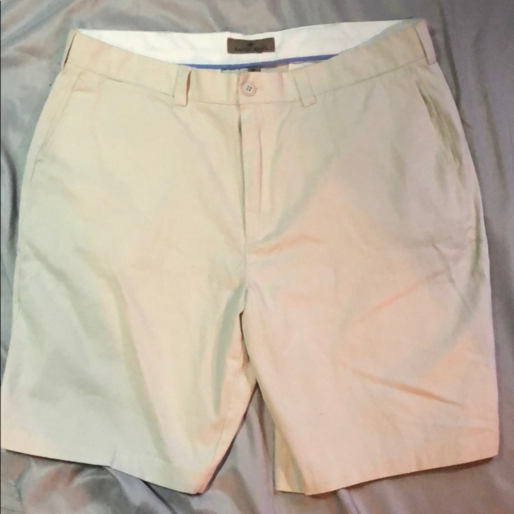 Men’s khaki shorts